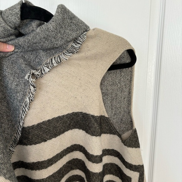 Love stitch | Sleeveless Sweater Poncho - One Size - Picture 4 of 7